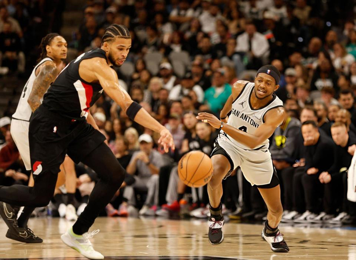 福克斯率马刺力克开拓者 两连胜登西部第二